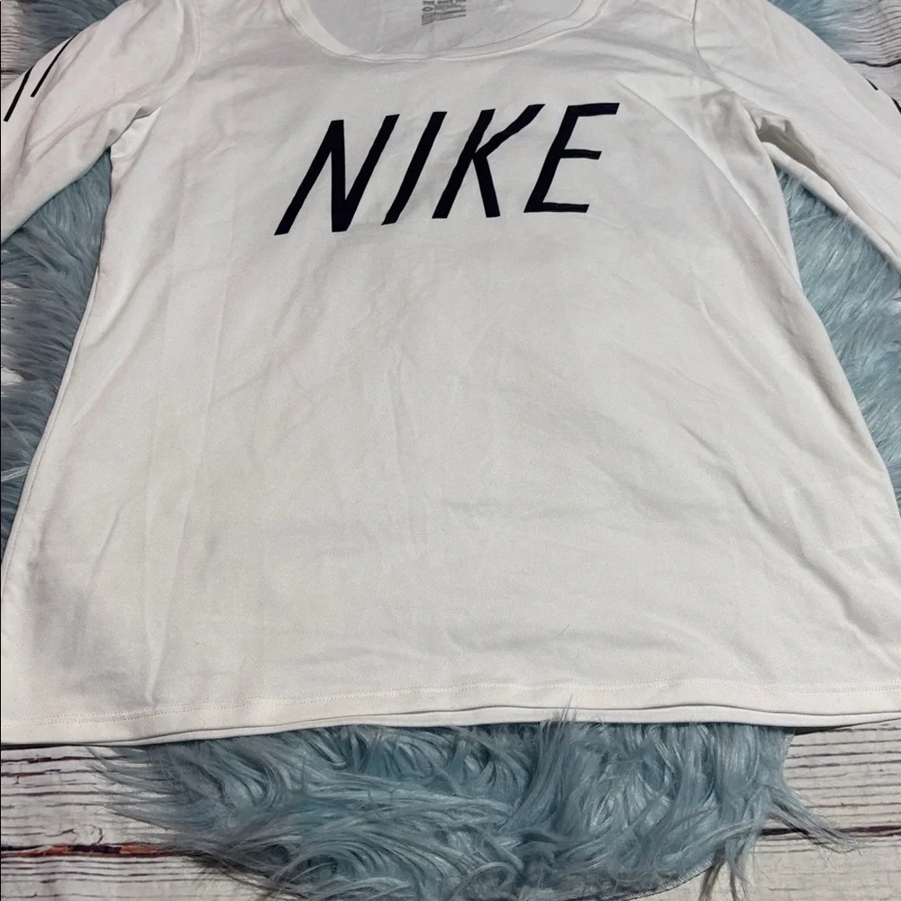 Nike The Nike Tee Dri Fit Athletic Cut Long Sleeve White Black Tee sz M